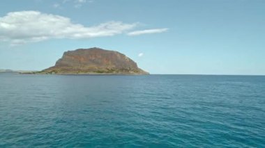 Şehrin Ortaçağ antik Yunan Mora Doğu kıyısındaki adada yer alan Monemvasia havadan görünümü