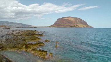 Şehrin Ortaçağ antik Yunan Mora Doğu kıyısındaki adada yer alan Monemvasia havadan görünümü