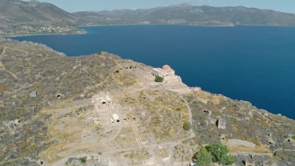 古代ギリシャの町中世ペロポネソス半島の東の海岸の近くの島に位置していますモネンバシアの空撮 — ストック動画