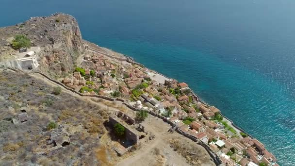 Luchtfoto van de middeleeuwse oude Griekse stad Monemvasia gelegen op eiland in de buurt van de kust van het oosten van de Peloponnesos — Stockvideo