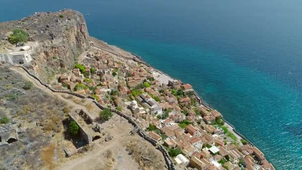 Vista aérea da antiga cidade grega medieval Monemvasia situada na ilha perto da costa leste do Peloponeso — Vídeo de Stock