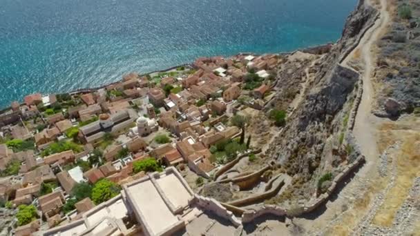 Flybilde av den antikke greske byen Monemvasia fra middelalderen, beliggende på øya nær østkysten av Peloponnes – stockvideo