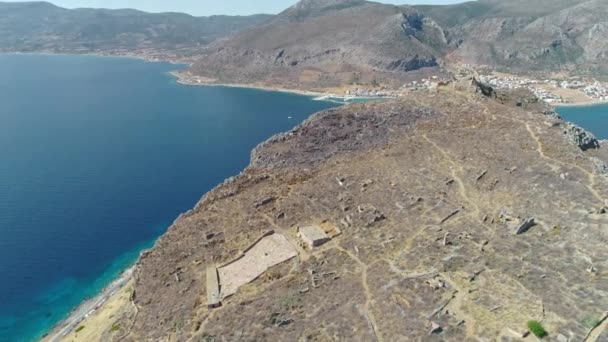 มุมมองทางอากาศของเมืองกรีกโบราณยุคกลาง Monemvasia ตั้งอยู่บนเกาะใกล้ชายฝั่งตะวันออกของ Peloponnese — วีดีโอสต็อก