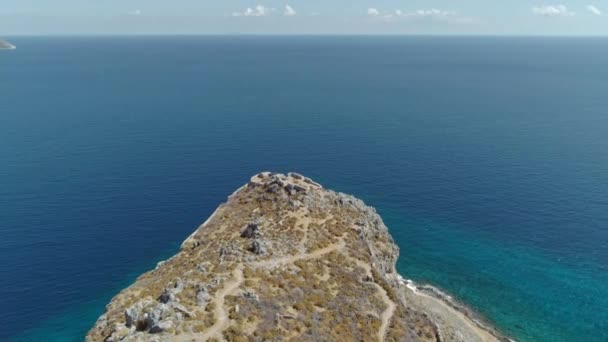Luchtfoto van de middeleeuwse oude Griekse stad Monemvasia gelegen op eiland in de buurt van de kust van het oosten van de Peloponnesos — Stockvideo