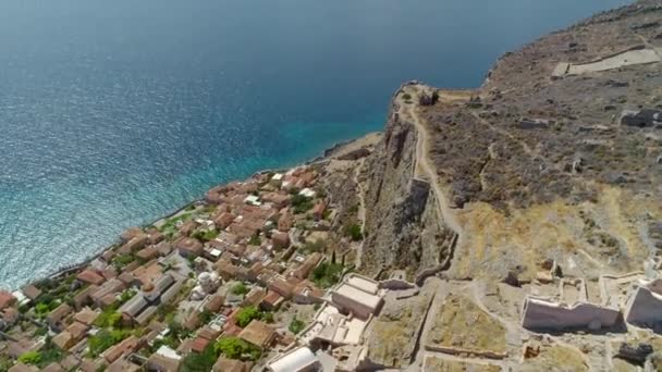 Vista aérea da antiga cidade grega medieval Monemvasia situada na ilha perto da costa leste do Peloponeso — Vídeo de Stock