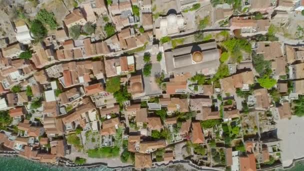 Vista aérea da antiga cidade grega medieval Monemvasia situada na ilha perto da costa leste do Peloponeso — Vídeo de Stock