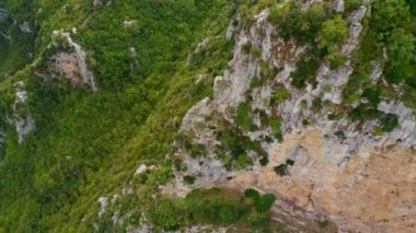 Kuşbakışı muhteşem Vikos Pindus dağ silsilesi, Yunanistan kuzey kesiminde geçit.