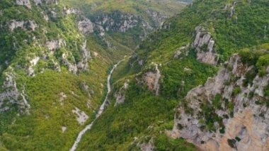 Kuşbakışı muhteşem Vikos Pindus dağ silsilesi, Yunanistan kuzey kesiminde geçit.