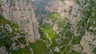 Kuşbakışı muhteşem Vikos Pindus dağ silsilesi, Yunanistan kuzey kesiminde geçit.