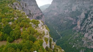 Kuşbakışı muhteşem Vikos Pindus dağ silsilesi, Yunanistan kuzey kesiminde geçit.