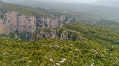 Kuşbakışı muhteşem Vikos Pindus dağ silsilesi, Yunanistan kuzey kesiminde geçit.