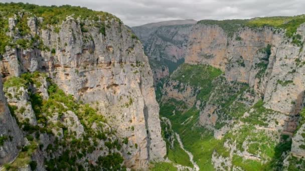 Vista de pájaro del espectacular desfiladero de Vikos en la parte norte de la cordillera de Pindus, Grecia — Vídeos de Stock