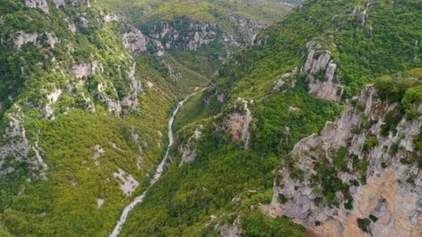 Fågelperspektiv av spektakulärt Vikos Gorge i norra delen av bergskedjan Pindus, Grekland — Stockvideo