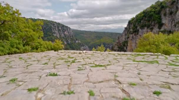 Vogelperspectief van de spectaculaire Vikos Gorge in het noordelijk deel van het Pindus gebergte, Griekenland — Stockvideo