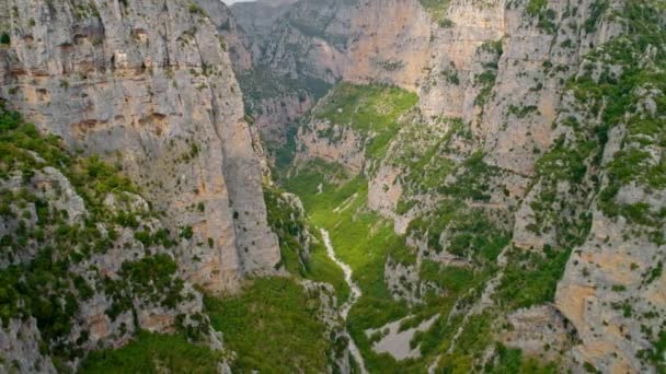 Вид с высоты птичьего полета на живописное ущелье Викос в северной части хребта Пиндус, Греция — стоковое видео