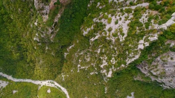 Pohled z ptačí perspektivy velkolepé soutěsky Vikos v severní části pohoří Pindos, Řecko — Stock video
