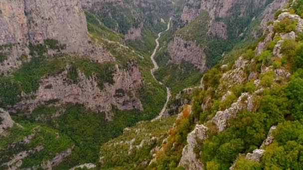 Vista de pájaro del espectacular desfiladero de Vikos en la parte norte de la cordillera de Pindus, Grecia — Vídeo de stock