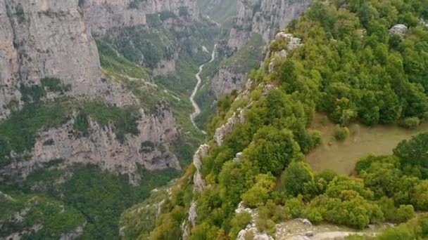 Vogelperspectief van de spectaculaire Vikos Gorge in het noordelijk deel van het Pindus gebergte, Griekenland — Stockvideo