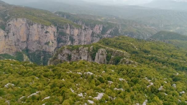Fågelperspektiv av spektakulärt Vikos Gorge i norra delen av bergskedjan Pindus, Grekland — Stockvideo