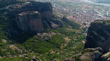 Meteora, bir Ortodoks manastır en büyük kompleksler barındırma Merkezi Yunanistan'da bir kaya oluşumu hava atış