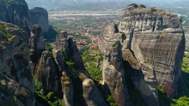 Meteora, bir Ortodoks manastır en büyük kompleksler barındırma Merkezi Yunanistan'da bir kaya oluşumu hava atış