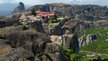Meteora, bir Ortodoks manastır en büyük kompleksler barındırma Merkezi Yunanistan'da bir kaya oluşumu hava atış