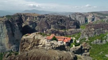 Meteora, bir Ortodoks manastır en büyük kompleksler barındırma Merkezi Yunanistan'da bir kaya oluşumu hava atış