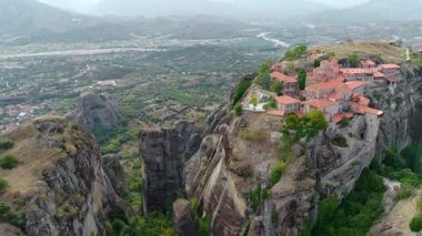 Meteora, bir Ortodoks manastır en büyük kompleksler barındırma Merkezi Yunanistan'da bir kaya oluşumu hava atış