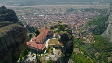 Meteora, bir Ortodoks manastır en büyük kompleksler barındırma Merkezi Yunanistan'da bir kaya oluşumu hava atış