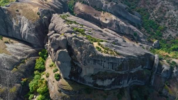 Aerial shot of a rock formation in central Greece near Meteora, one of the largest complexes of Eastern Orthodox monasteries — Stock Video