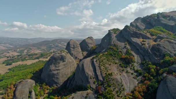 Fotografia aérea de uma formação rochosa no centro da Grécia perto de Meteora, um dos maiores complexos dos mosteiros ortodoxos orientais — Vídeo de Stock