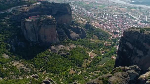 Légi felvétel a Meteora, egy rock formáció egyik legnagyobb kiterjedésű összefüggő ortodox kolostorok Közép-Görögország — Stock videók