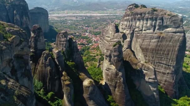 Légi felvétel a Meteora, egy rock formáció egyik legnagyobb kiterjedésű összefüggő ortodox kolostorok Közép-Görögország — Stock videók