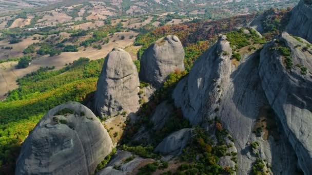 Aerial shot of a rock formation in central Greece near Meteora, one of the largest complex of Eastern Orthodox monasteries — Vídeo de stock