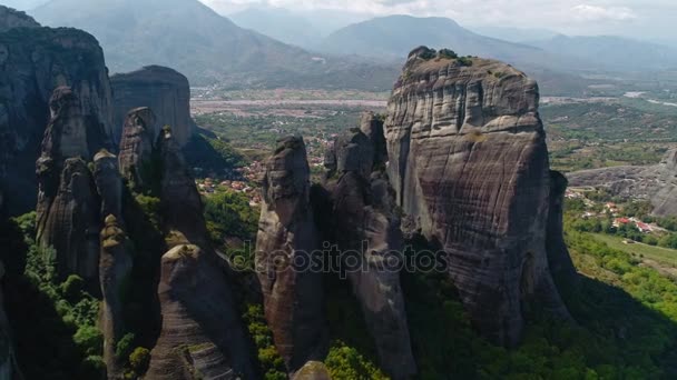 Légi felvétel a Meteora, egy rock formáció egyik legnagyobb kiterjedésű összefüggő ortodox kolostorok Közép-Görögország — Stock videók