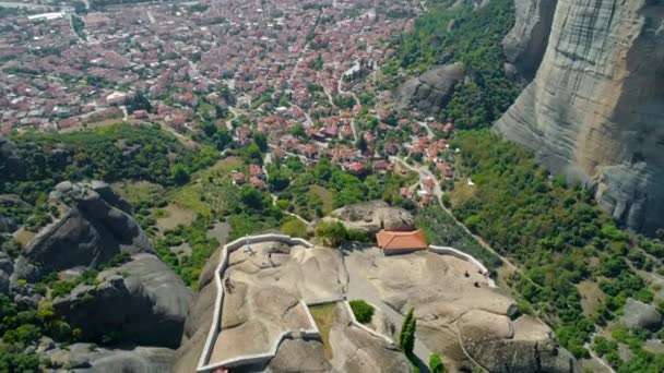 Vue aérienne de Meteora, une formation rocheuse en Grèce centrale abritant l'un des plus grands complexes de monastères orthodoxes orientaux — Video