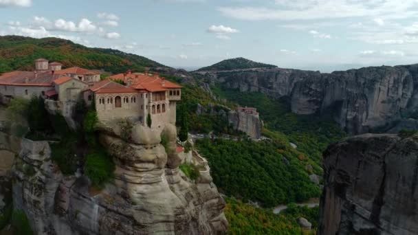 Foto udara Meteora, formasi batu di Yunani Tengah, menjadi tempat berdirinya salah satu kompleks biara Ortodoks Timur terbesar — Stok Video