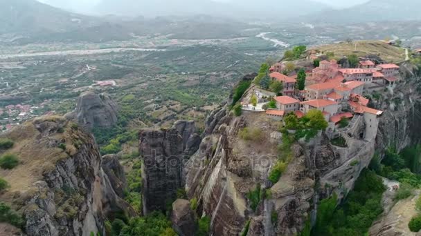 Foto aérea de Meteora, una formación rocosa en el centro de Grecia que alberga uno de los mayores complejos de monasterios ortodoxos orientales — Vídeo de stock