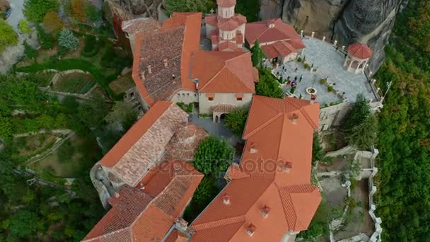 Luchtfoto van Meteora, een rotsformatie in Midden Griekenland hosting een van de grootste complexen van Oosters-orthodoxe kloosters — Stockvideo