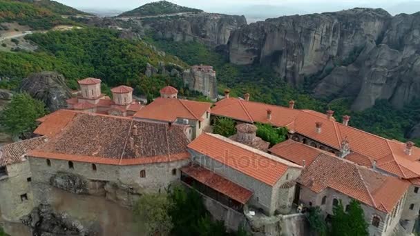 Antenn skott över Meteora, en klippformation i centrala Grekland värd en av de största östortodoxa kloster — Stockvideo