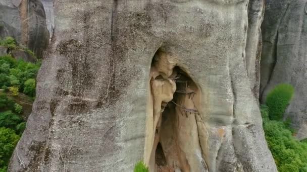Meteora, 동방 정교회 수도원의 가장 큰 단지 중 하나를 호스팅 하는 중부 그리스에서 암석의 공중 탄 — 비디오