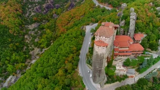 Légi felvétel a Meteora, egy rock formáció egyik legnagyobb kiterjedésű összefüggő ortodox kolostorok Közép-Görögország — Stock videók