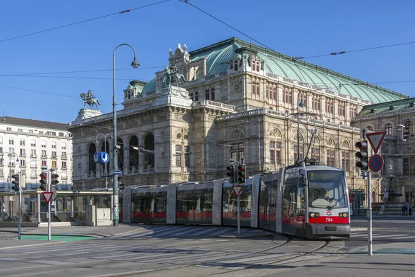 奥地利维也纳市维也纳国家歌剧院大楼 Wiener Staatsoper 附近的电车 — 图库照片