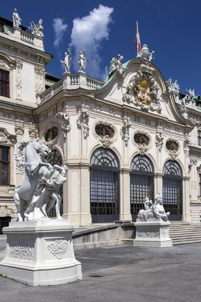 上贝尔韦德雷宫在维也纳 奥地利 贝尔维代雷 Belvedere 是一座历史悠久的建筑综合体 由两座巴洛克式宫殿 上和下贝尔维德雷 奥兰治和皇宫马厩组成 — 图库照片