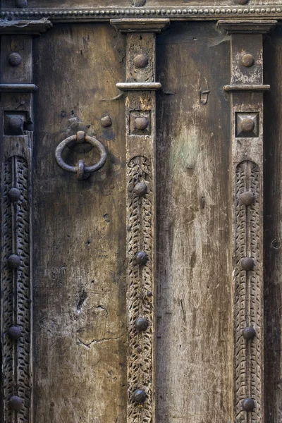 Middeleeuwse houten deur — Stockfoto