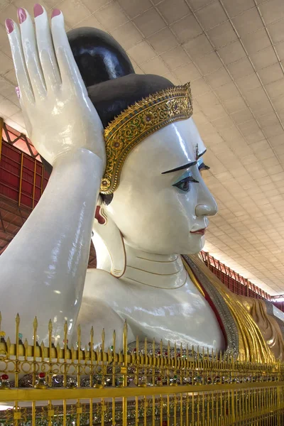 Chauk že htat gyi ležící buddha - yangon - myanmar — Stock fotografie