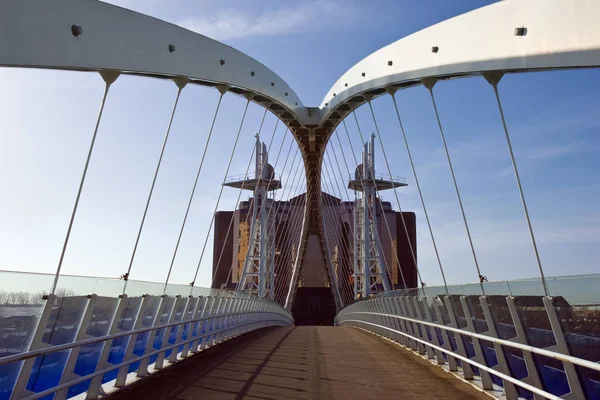 Мост Тысячелетия - Солфорд-Куэйс - Англия — стоковое фото