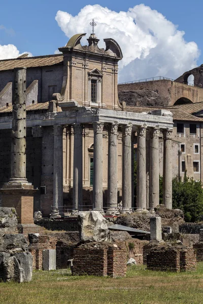Tempel van Antoninus en Faustina - Forum Romanum - Rome - Italië — Stockfoto