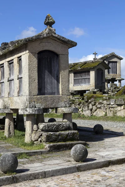 Velhos celeiros na aldeia de Lindoso - Portugal — Fotografia de Stock