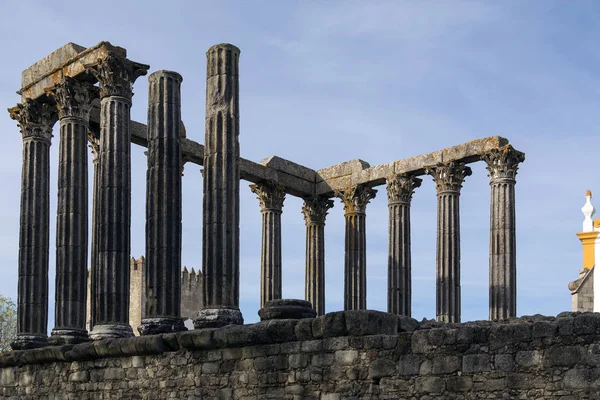 Temple romain dans la ville d'Evora au Portugal . — Photo
